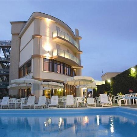 Hotel Capitol San Mauro Mare Exterior photo